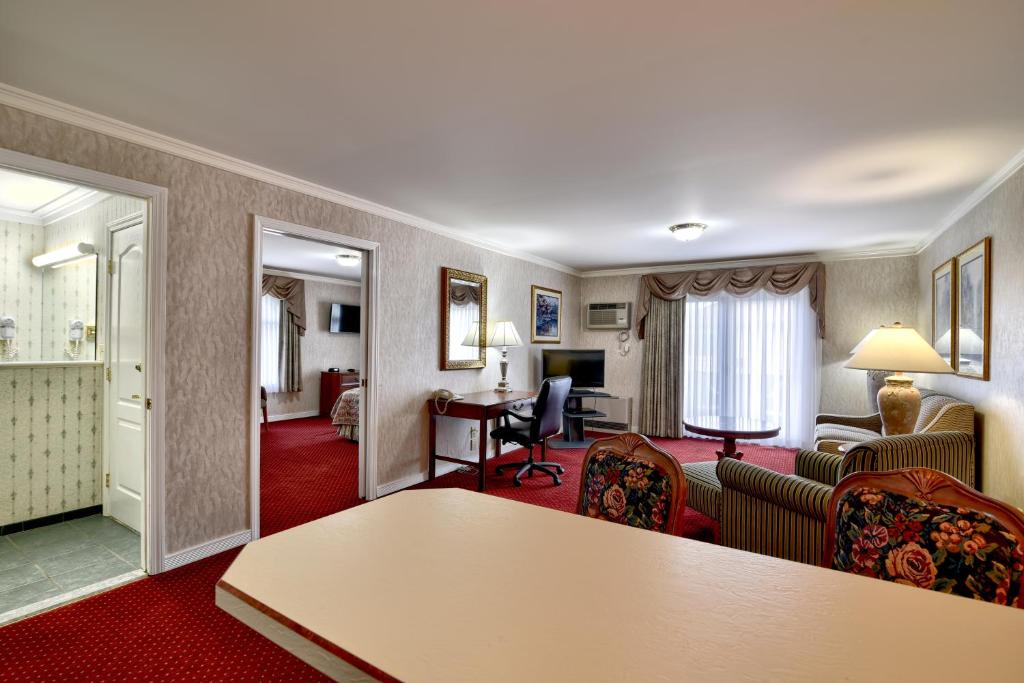 Roosevelt Inn & Suites Saratoga Springs - Suite Ejecutiva Con Balcón