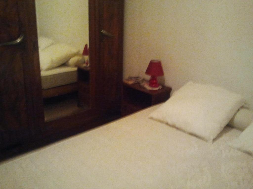 アンティーブにあるManneのベッドルーム(鏡、ベッド、ランプ付)
