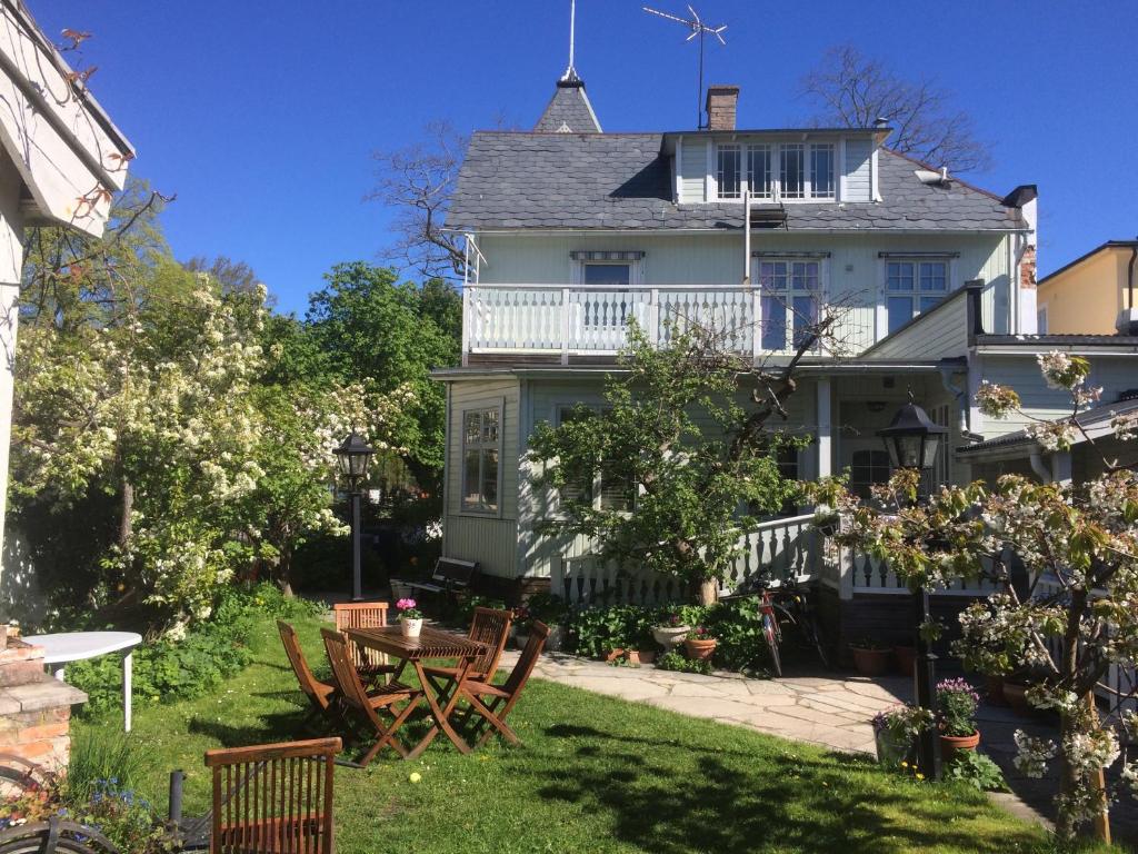 a house with a table and chairs in the yard at Villa Verdi in Borgholm