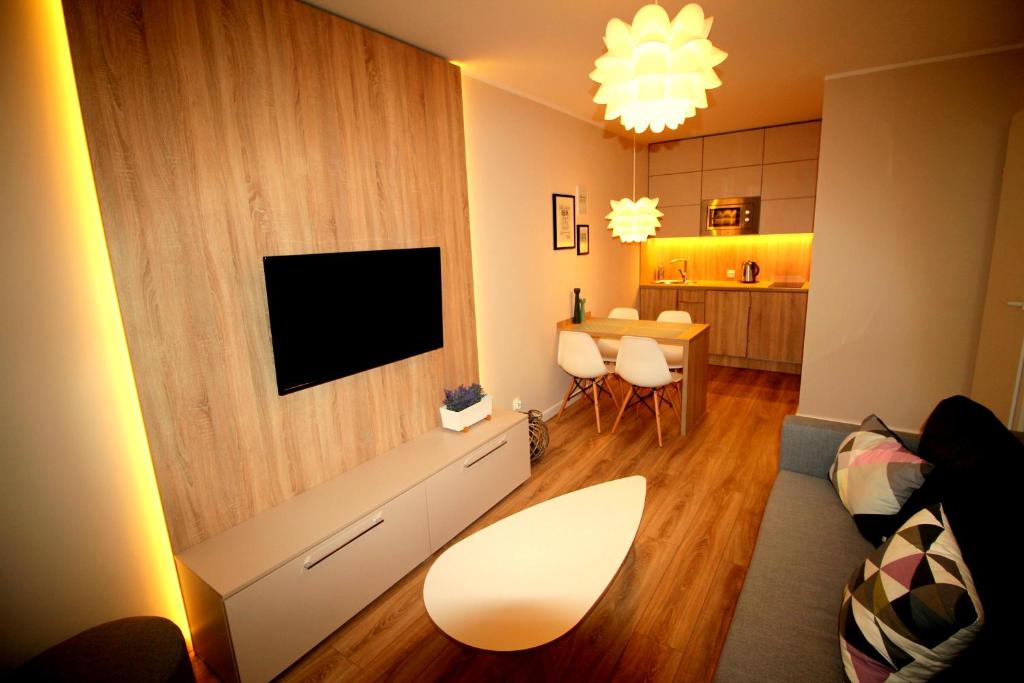 Televízia a/alebo spoločenská miestnosť v ubytovaní Apartamenty Podgorze