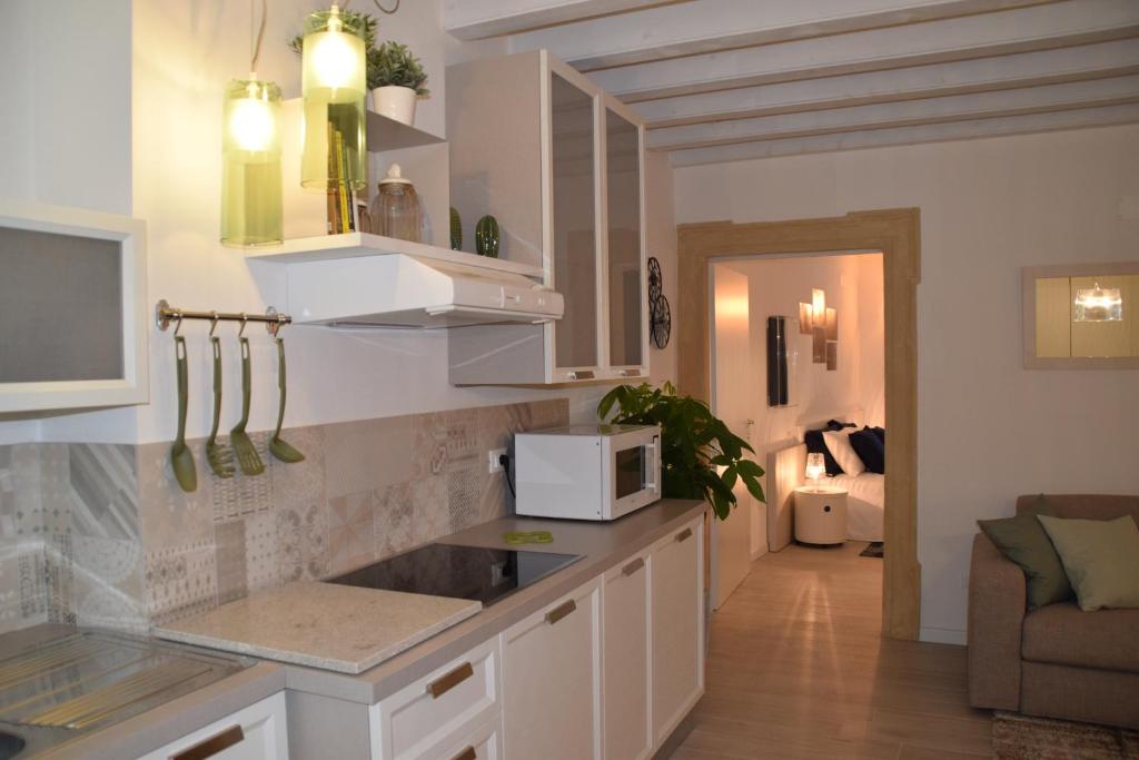 a kitchen with a counter top with a microwave at Verona White Lodge in Verona