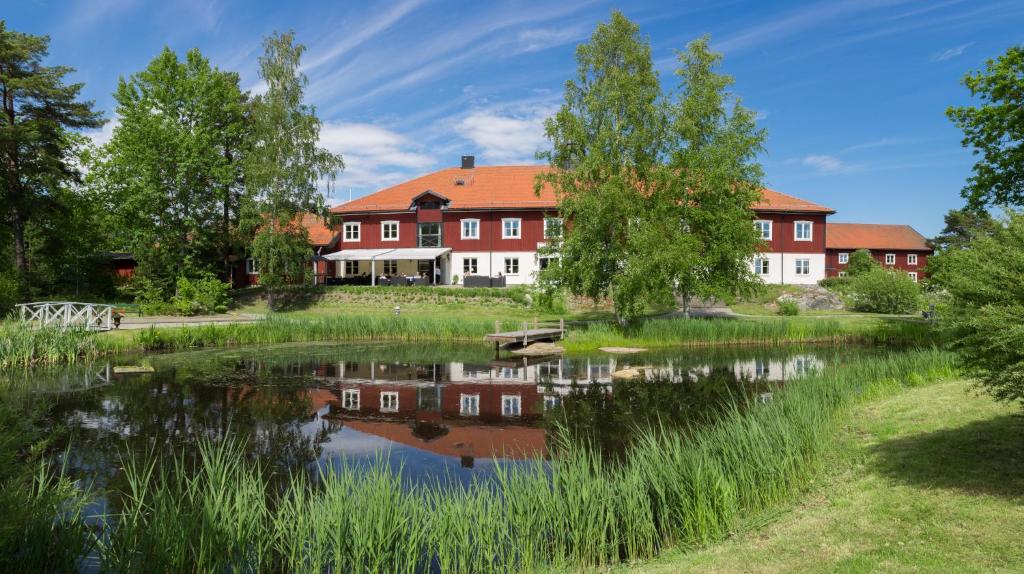 a house with a pond in front of it at Fågelbrohus in Värmdö