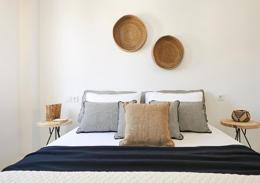 A bed or beds in a room at Le Blanc Suite