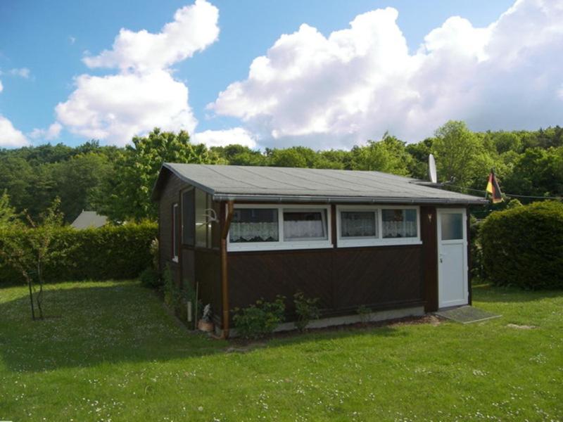 ゼリンにあるBungalow am Schmollenseeの庭の小屋