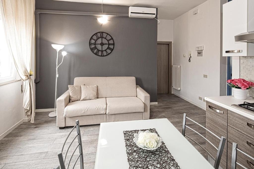 ein Wohnzimmer mit einem Sofa und einem Tisch in der Unterkunft Residence Rimini Mare in Rimini