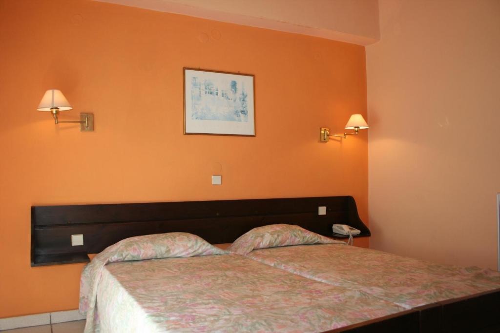 Postel nebo postele na pokoji v ubytování Aegli Hotel