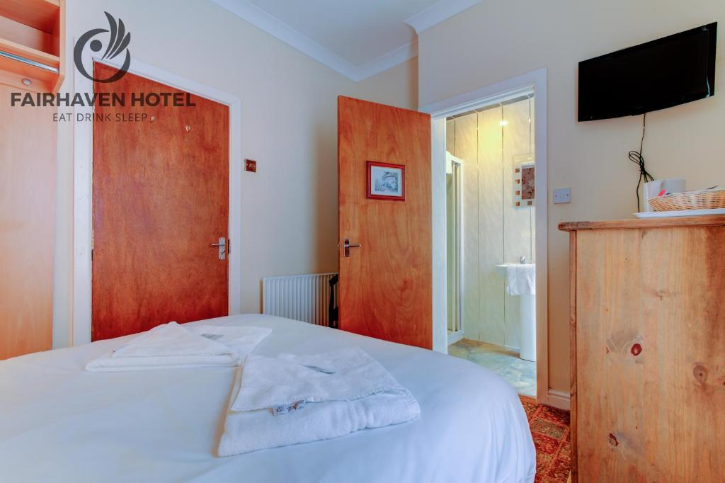 Postel nebo postele na pokoji v ubytování Fairhaven Hotel