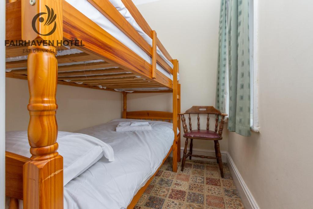 Postel nebo postele na pokoji v ubytování Fairhaven Hotel