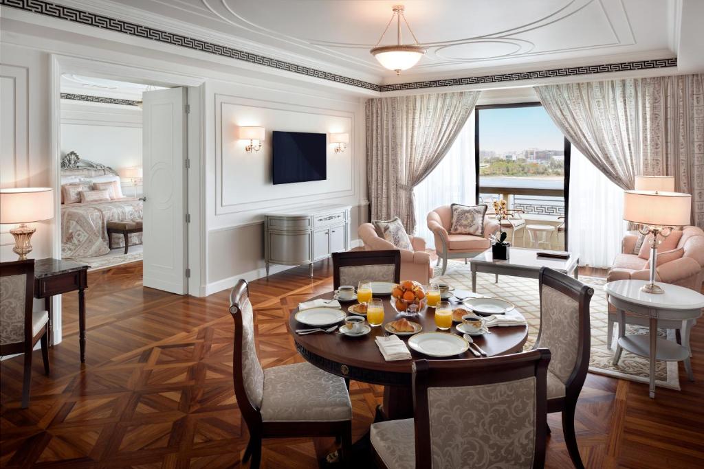 TV a/nebo společenská místnost v ubytování Palazzo Versace Dubai