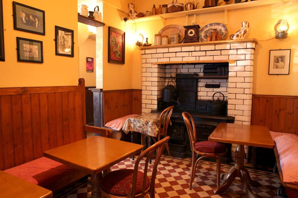 
A restaurant or other place to eat at Crotty's Pub & Accommodation
