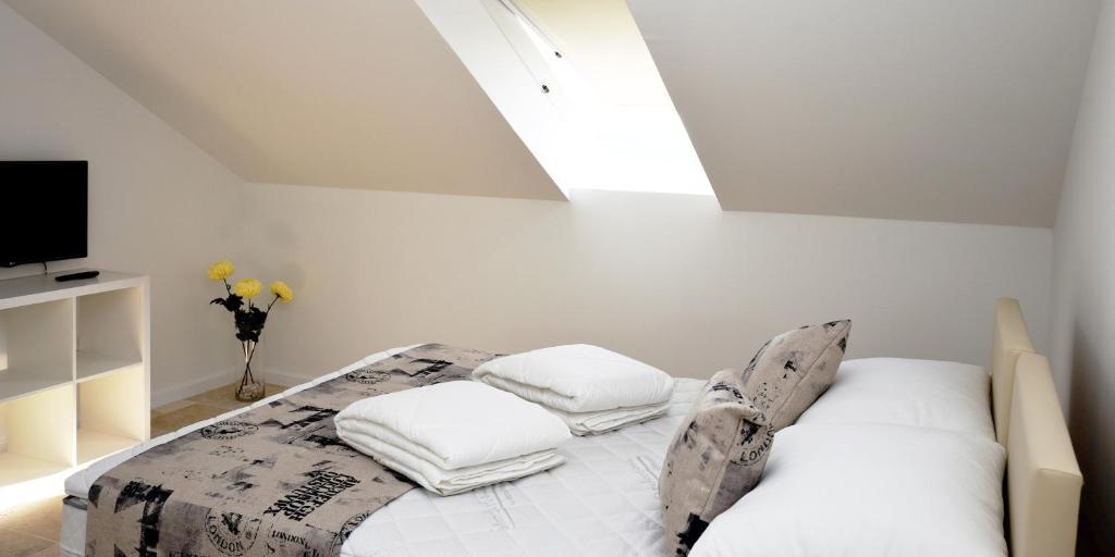Кровать или кровати в номере Villa M - Your business & holiday apartment in Sibenik