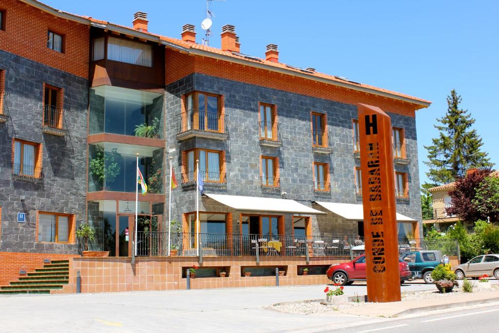 Hotel Conde De Badaran في Badarán: مبنى امامه لافته