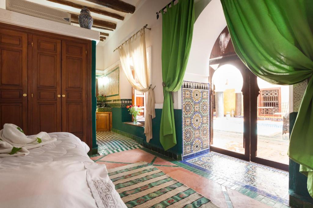 Postel nebo postele na pokoji v ubytování Riad Zanzibar
