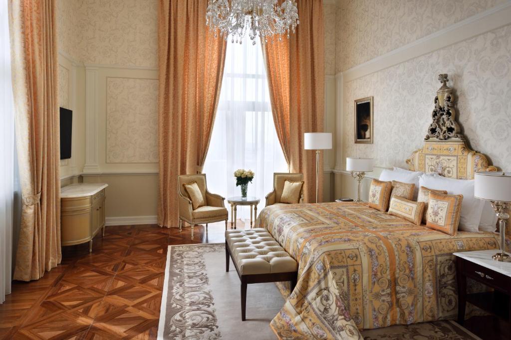 Postel nebo postele na pokoji v ubytování Palazzo Versace Dubai