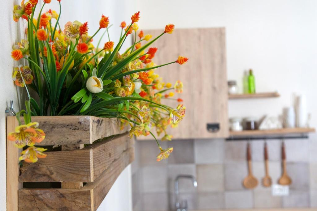un ramo de flores en una caja de madera en una cocina en Marta House 2, en Trapani