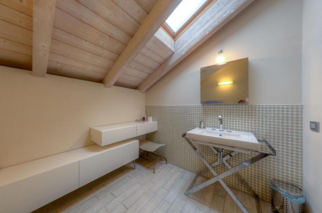 
A bathroom at Hotel De La Plage
