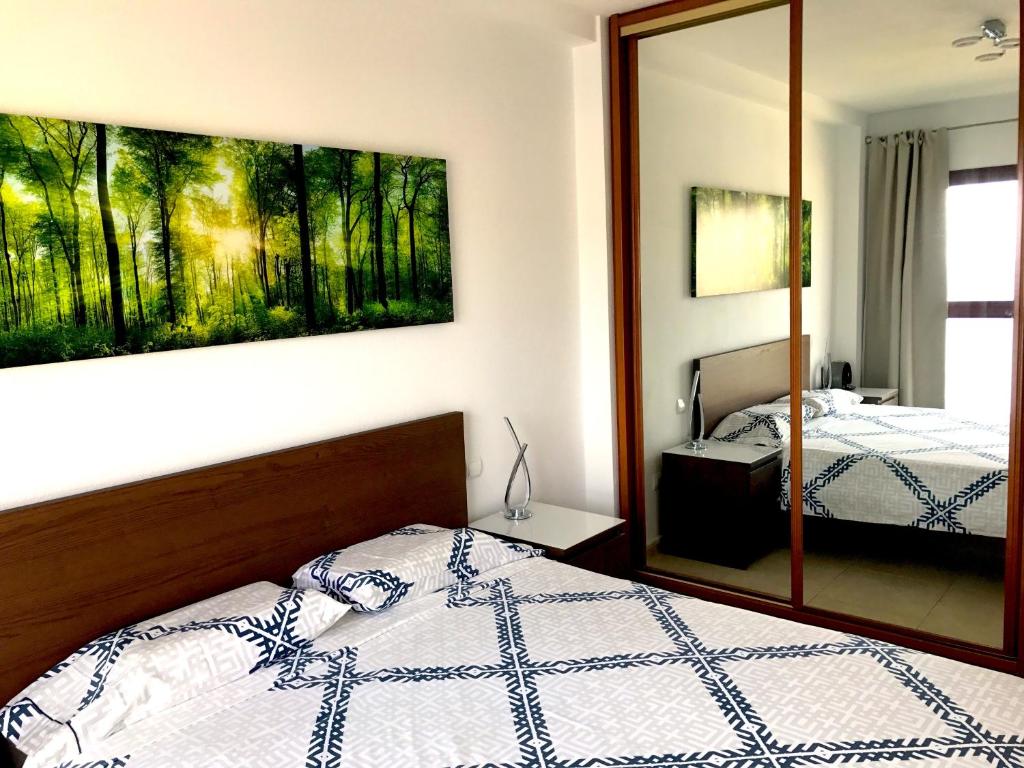Posteľ alebo postele v izbe v ubytovaní Su Eminencia - Sea View Apartment with Modern Comforts