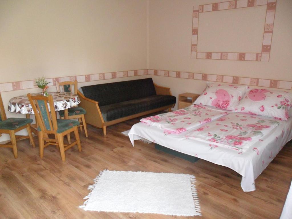 Postel nebo postele na pokoji v ubytování Emese Apartman