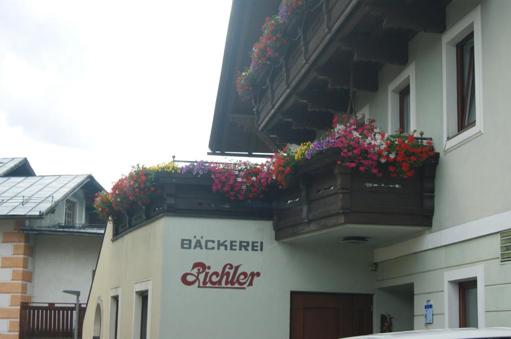 ein Gebäude mit Blumenkästen an der Seite in der Unterkunft Pension Pichler in Sillian