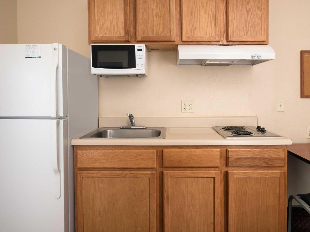 WoodSpring Suites Kansas City Lenexa - Double Room With Two Double Beds - Non-Smoking
