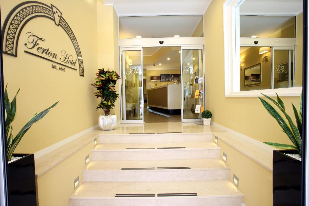 um lobby de uma loja com escadas na frente em Hotel Ferton em Milão