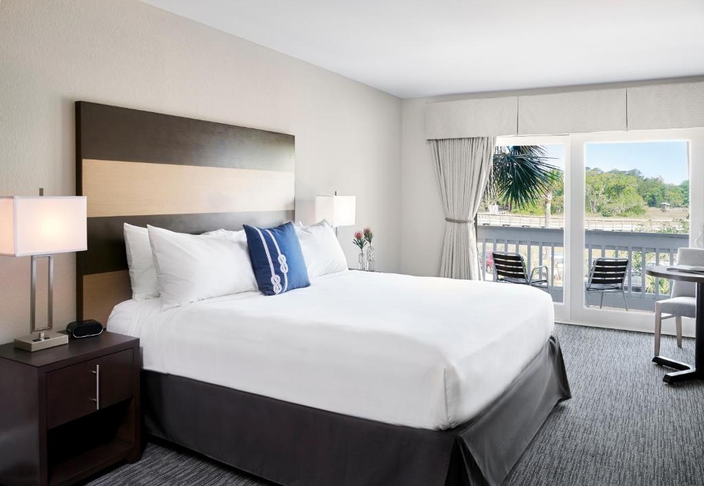 Shem Creek Inn - 