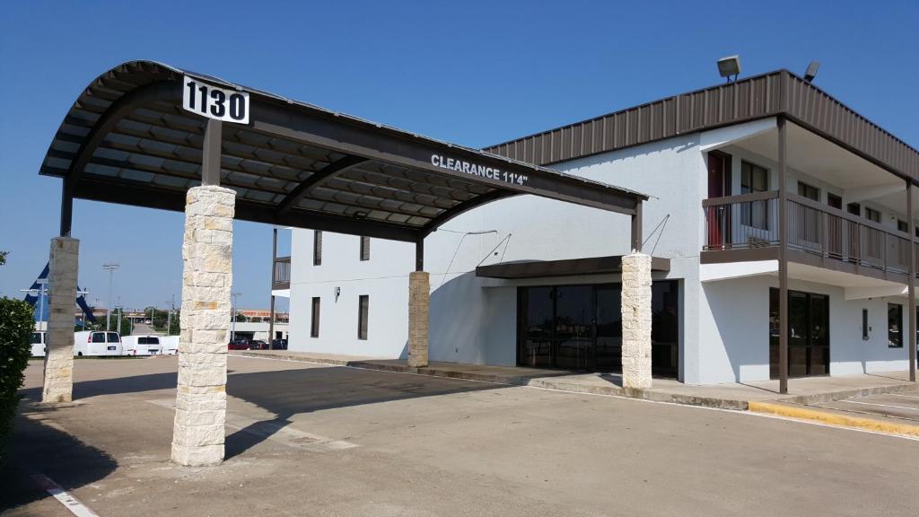 a building with a sign that says uso at Inn Of Rockwall in Rockwall