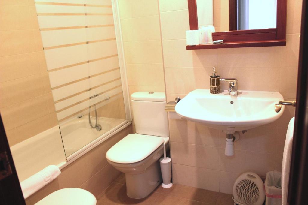 a bathroom with a toilet and a sink at Hotel Oreneta in Altafulla