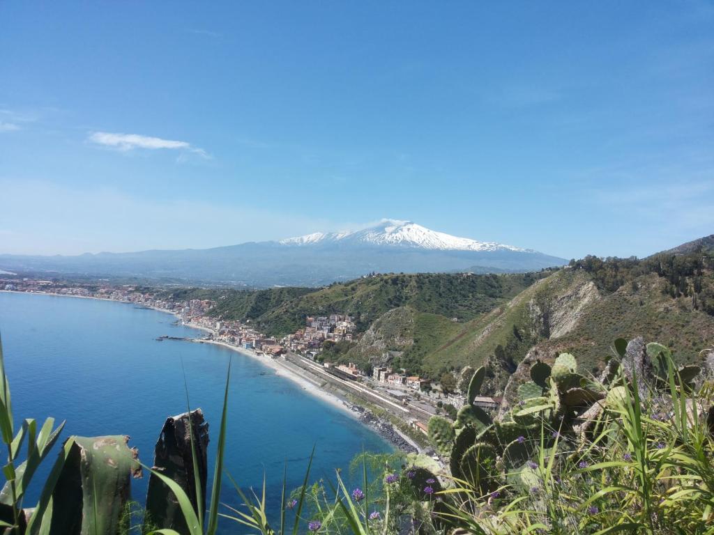 ジャッレにあるCharming Etna Houseの山を背景に広がるビーチの景色