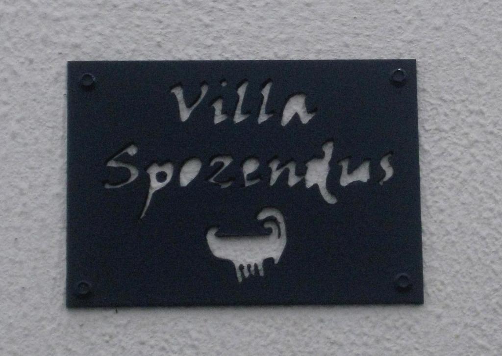 ein Schild mit den Worten "ville spartans on a wall" in der Unterkunft Villa Spozendus in Esposende