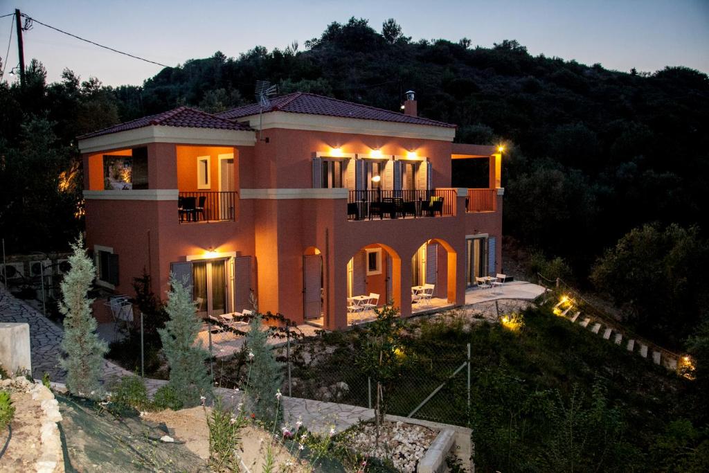 una casa su una collina con le luci accese di Lepeda's Pearl a Lixouri