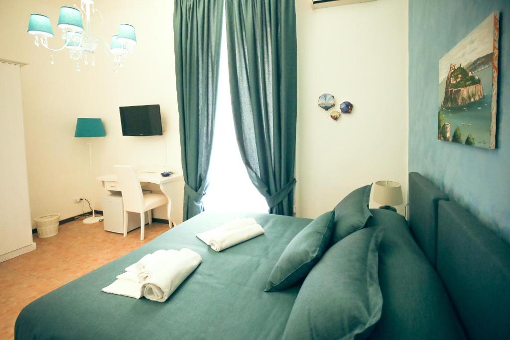 TV a/nebo společenská místnost v ubytování NapoliMia Boutique Hotel