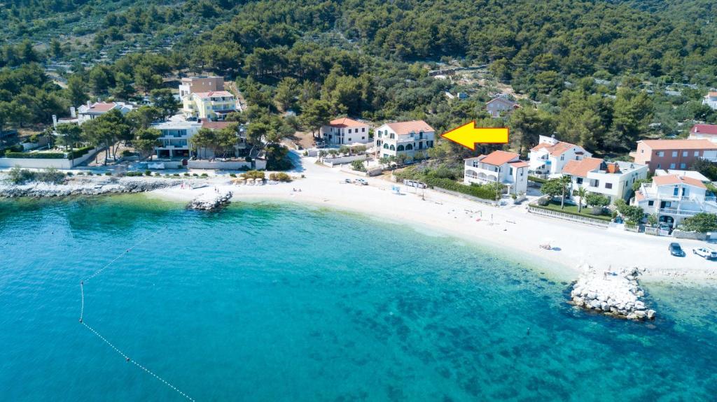 uma vista aérea de uma praia com uma seta amarela em Guesthouse Vakans em Slatine