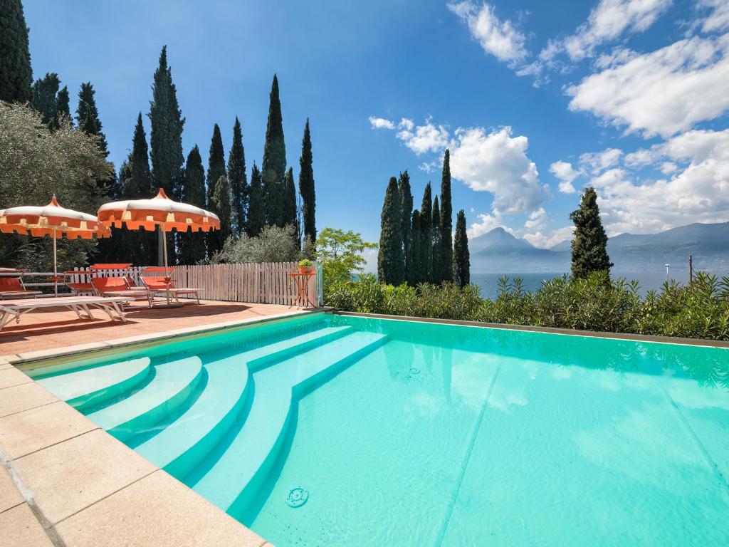 een zwembad met uitzicht op het water bij Residence Gardasee 2 in Torri del Benaco