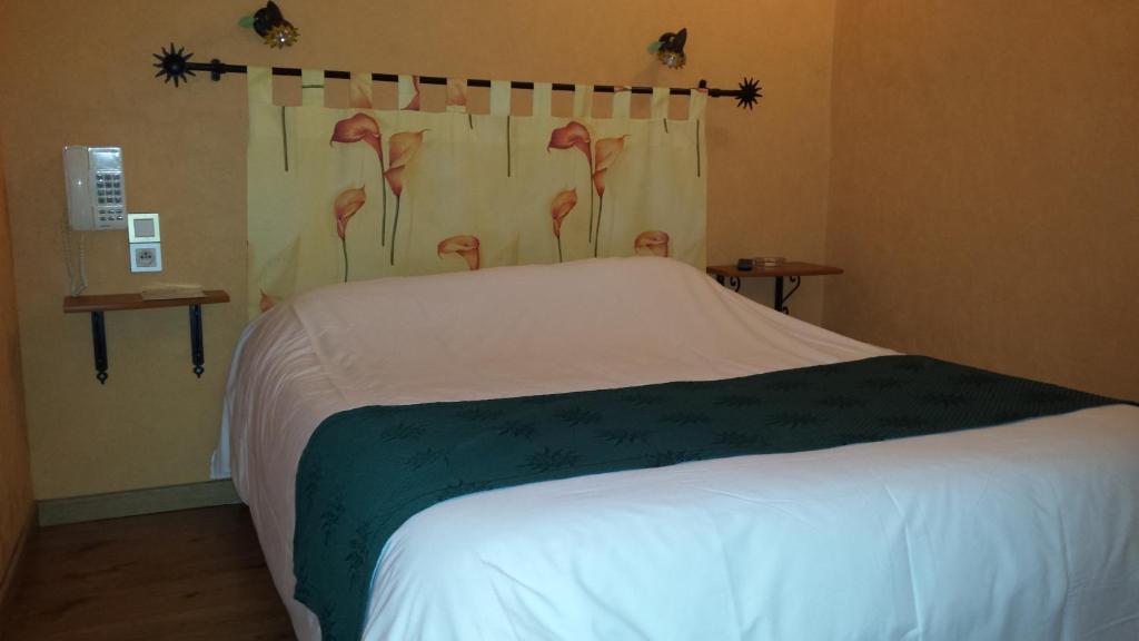 Postel nebo postele na pokoji v ubytování Hostellerie Le Mirabeau