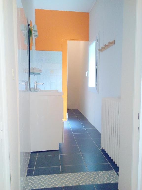 La salle de bains est pourvue d&#39;un lavabo et de carrelage bleu. dans l&#39;établissement Hôtel Confort 09 ou HC-09, à Tarascon-sur-Ariège