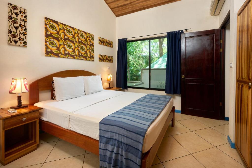 Postel nebo postele na pokoji v ubytování Tamarindo Blue Apartments