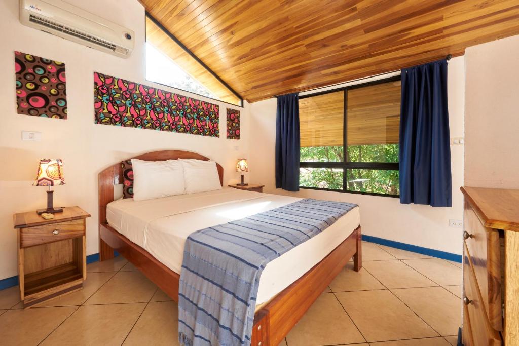 Postel nebo postele na pokoji v ubytování Tamarindo Blue Apartments