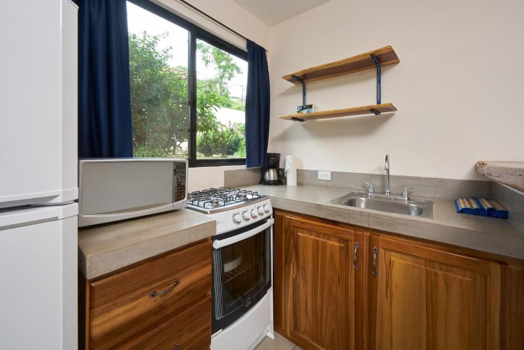 Kuchyň nebo kuchyňský kout v ubytování Tamarindo Blue Apartments