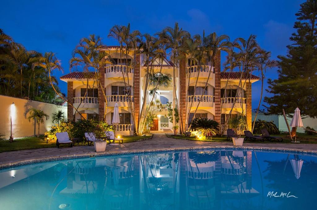 Villa con piscina por la noche en Hotel Voramar, en Sosúa