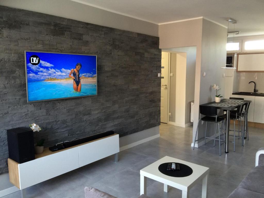 Μια τηλεόραση ή/και κέντρο ψυχαγωγίας στο Apartament na Ogrodach