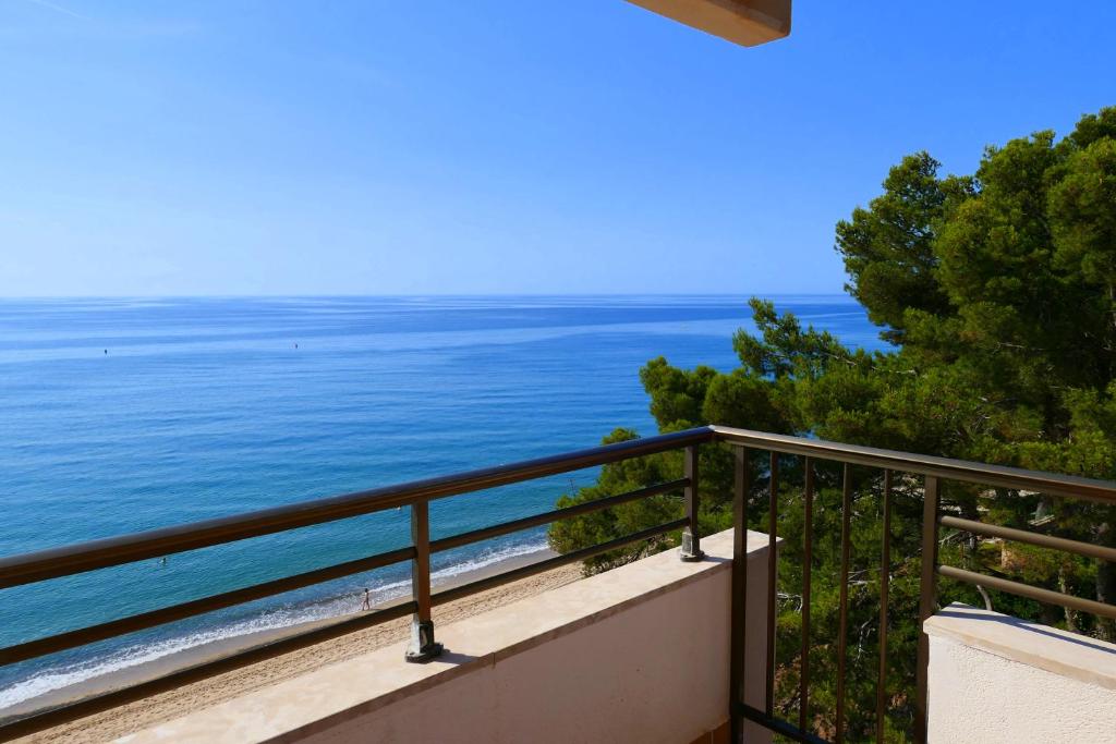 a balcony with a view of the ocean at Rentalmar Miami Palace Plus in Miami Platja