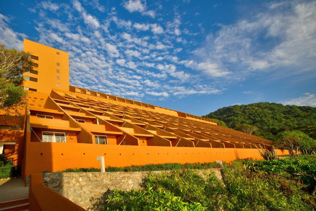 Un edificio naranja con muchas ventanas. en Las Brisas Ixtapa en Ixtapa