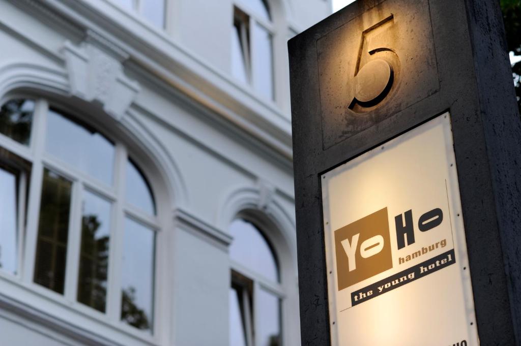 Certifikát, hodnocení, plakát nebo jiný dokument vystavený v ubytování YoHo - The Young Hotel