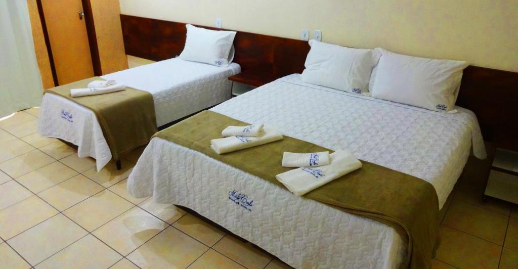 En eller flere senge i et værelse på Hotel Monte Carlo Uberaba - Próximo ao Hospital UFTM , Hospital Dr Hélio Angotti e Hospital Regional Uberaba