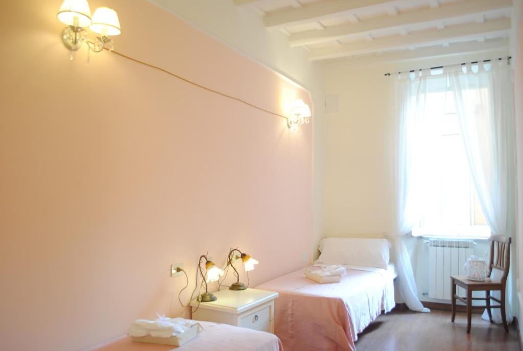 Llit o llits en una habitació de Dreaming Navona Rooms