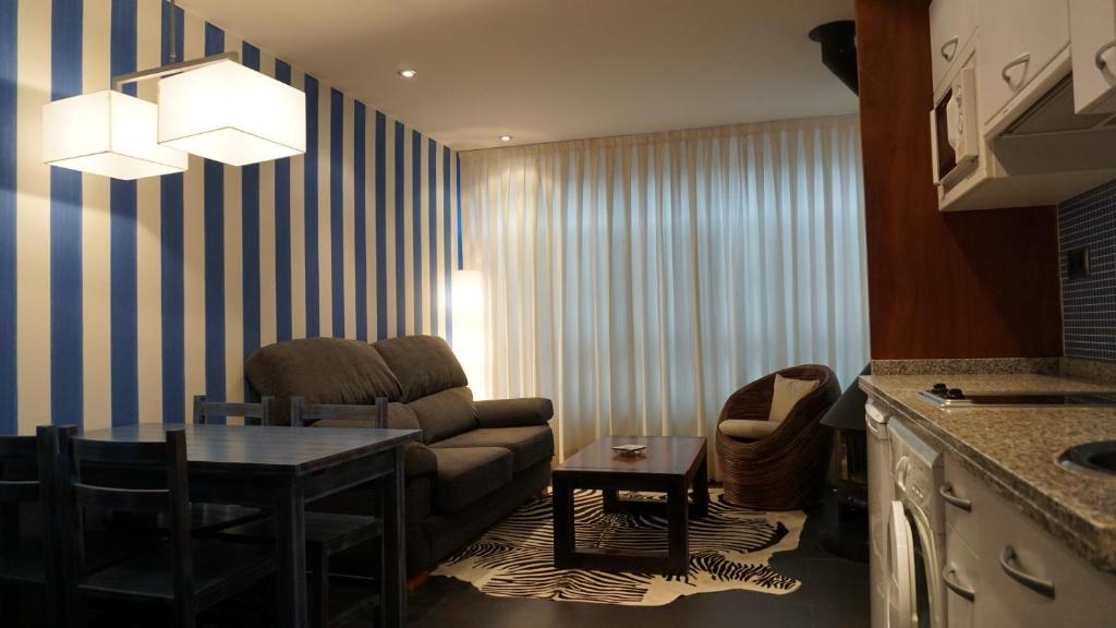 SalienciaにあるApartamentos Lagos de Salienciaのソファとテーブルのあるリビングルーム