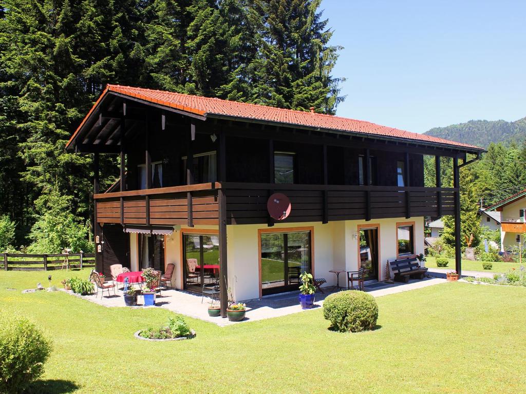 una casa grande en un campo de césped con árboles en Haus Homberg, en Berchtesgaden