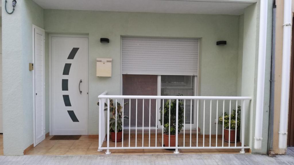 drzwi wejściowe domu z bramą w obiekcie Casa Paxixa w mieście Sant Jaume d'Enveja