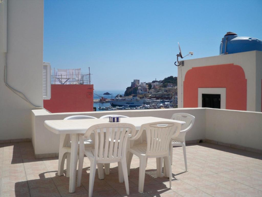 ポンツァにあるL'Isolana Case Vacanza Azzurraの白いテーブルと椅子付きのバルコニー